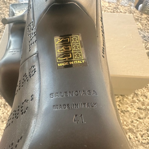 Authentic Balenciaga Black Leather Pumps - Picture 7 of 10